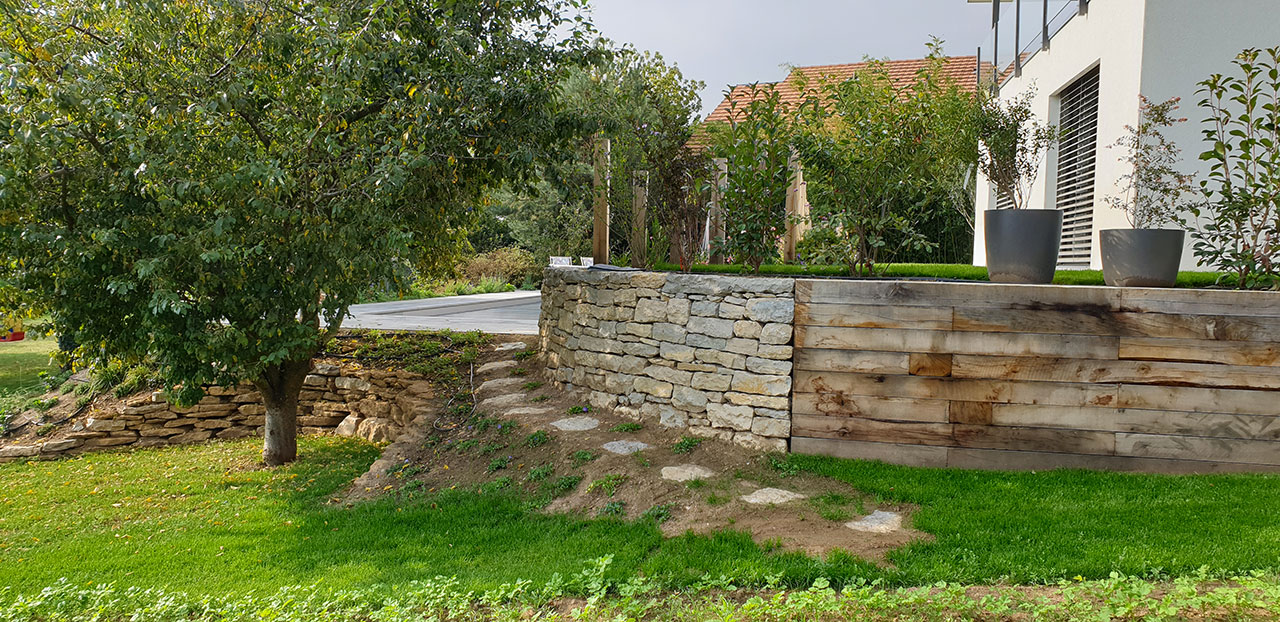 Jardin familial paysager avec piscine - 03